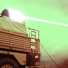 ¥ Ce laser à haute énergie, monté sur un véhicule, frappe à la vitesse de la lumière