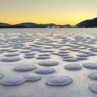 Comment expliquer ces formations étranges observées sur un lac gelé ? D