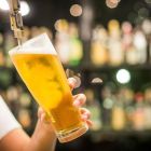 ì Pourquoi la bière mousse-t-elle moins quand on penche le verre ?