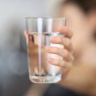 Plus de microplastiques dans l'eau du robinet ou en bouteille ? Surprise en vue ! §