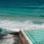 Pourquoi l'eau de mer paraît plus fraîche que celle de la piscine (non chauffée) ?