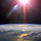 ð Quand le Soleil pousse les objets spatiaux vers la Terre