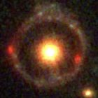 á Une concentration extrême de matière noire révélée par cet anneau d'Einstein