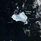 D Cet iceberg dérivant depuis 40 ans change subitement de couleur: pourquoi ?