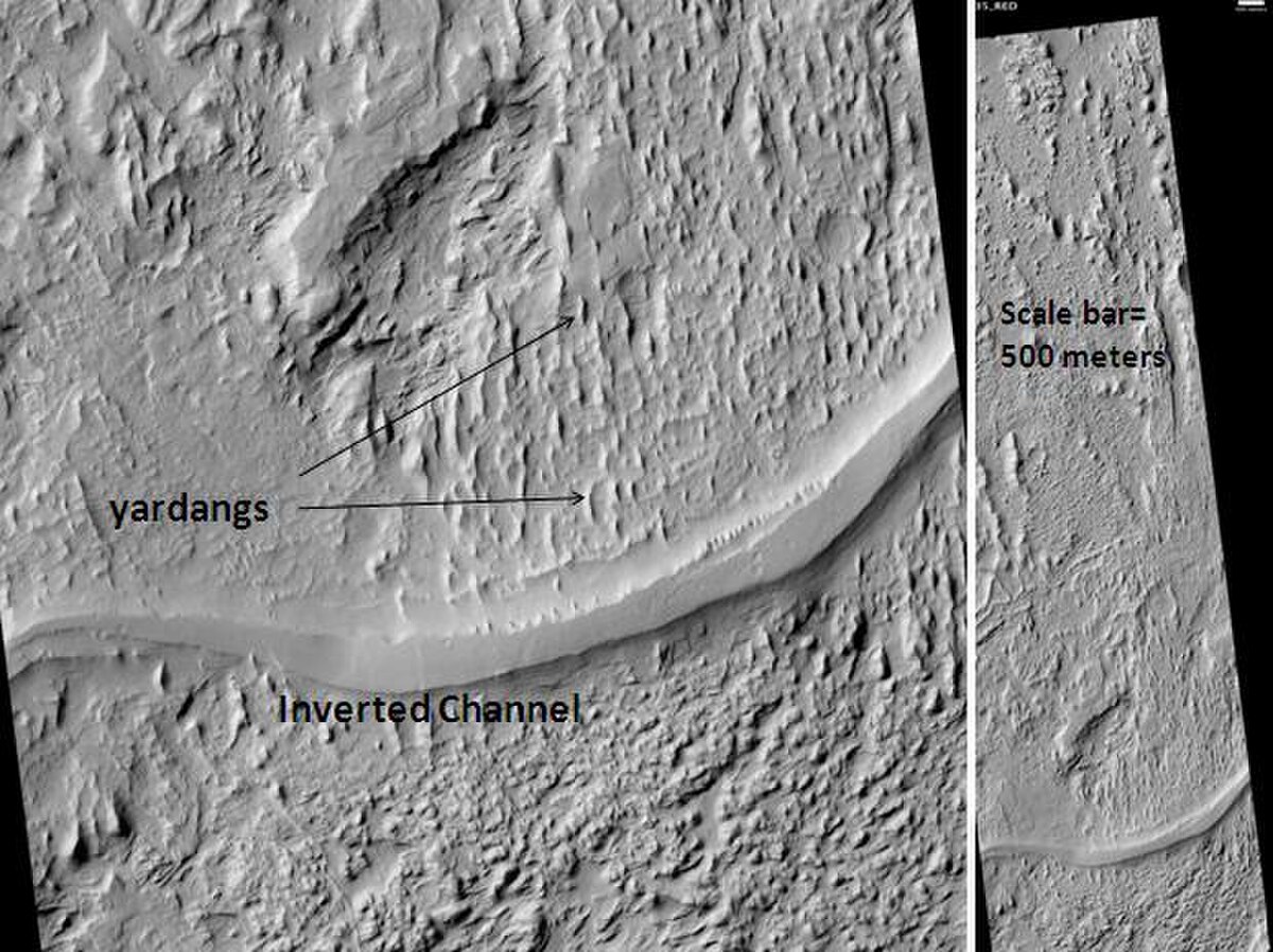 (en) Vallée fluviale en relief inversé et yardangspar 6,3° S et 151,1° E, vus le 11 septembre 2008par l'instrument HiRISE de MRO.
