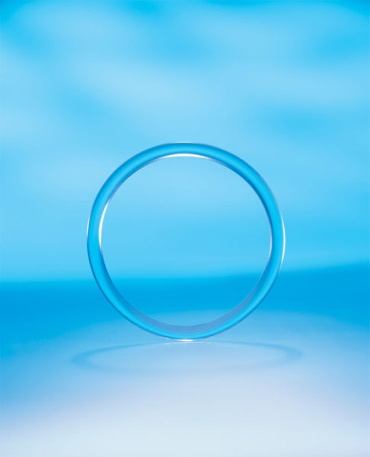 Ici un anneau vaginal Nuvaring (contraceptif estro-progestatif)