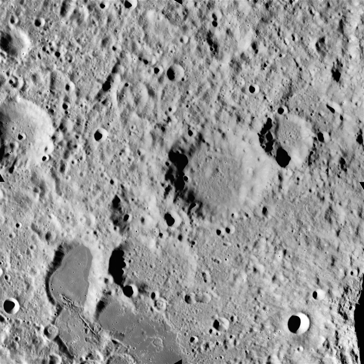Cratères Bowditch (légèrement décentré en bas à gauche) et Perel'man (près du centre) par Apollo 15. Bowditch se trouve juste au-dessus du Lacus Solitudinis (zone sombre) dont on peut apercevoir une partie en bas de l'illustration.