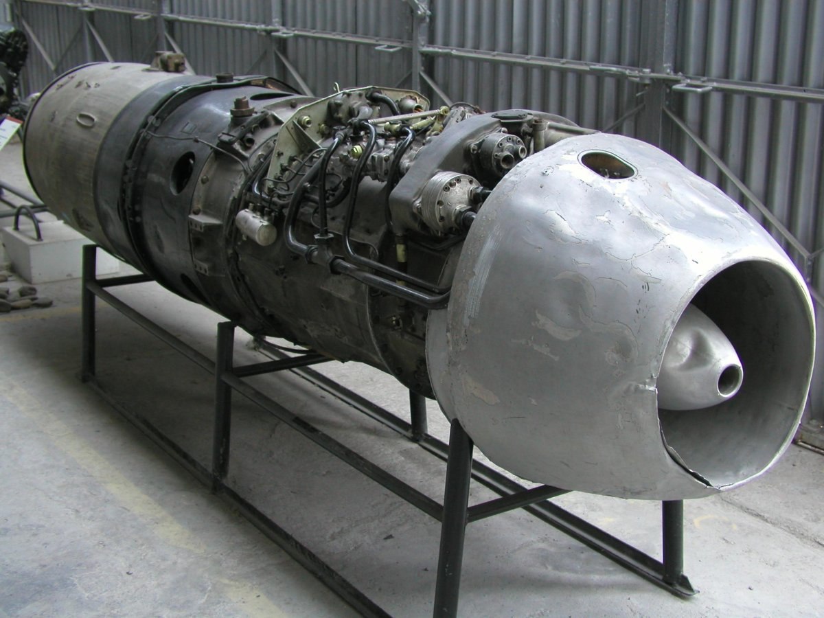 Le moteur Avia M-04, équipant le Junkers Jumo 004 B-1, fonctionne sur le principe du compresseur axial simple corps.