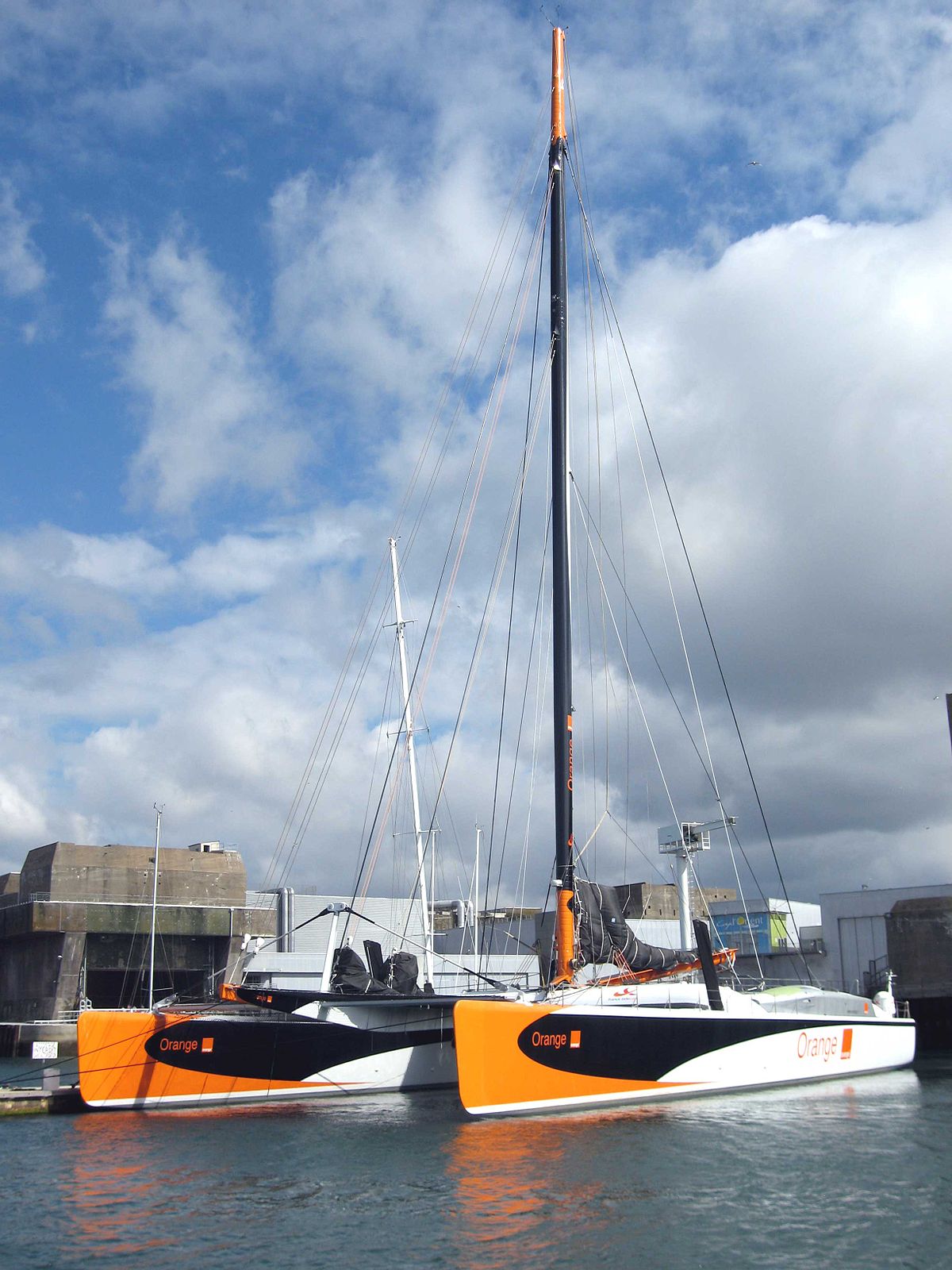 Le maxi catamaran Orange 2 de 37 m de long