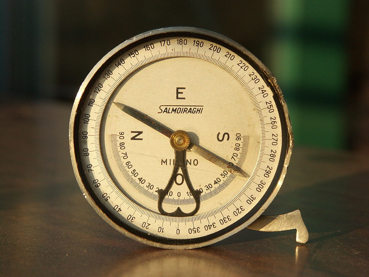 La boussole est un instrument de navigation constitué d'une aiguille  magnétisée qui s'aligne sur le champ magnétique de …