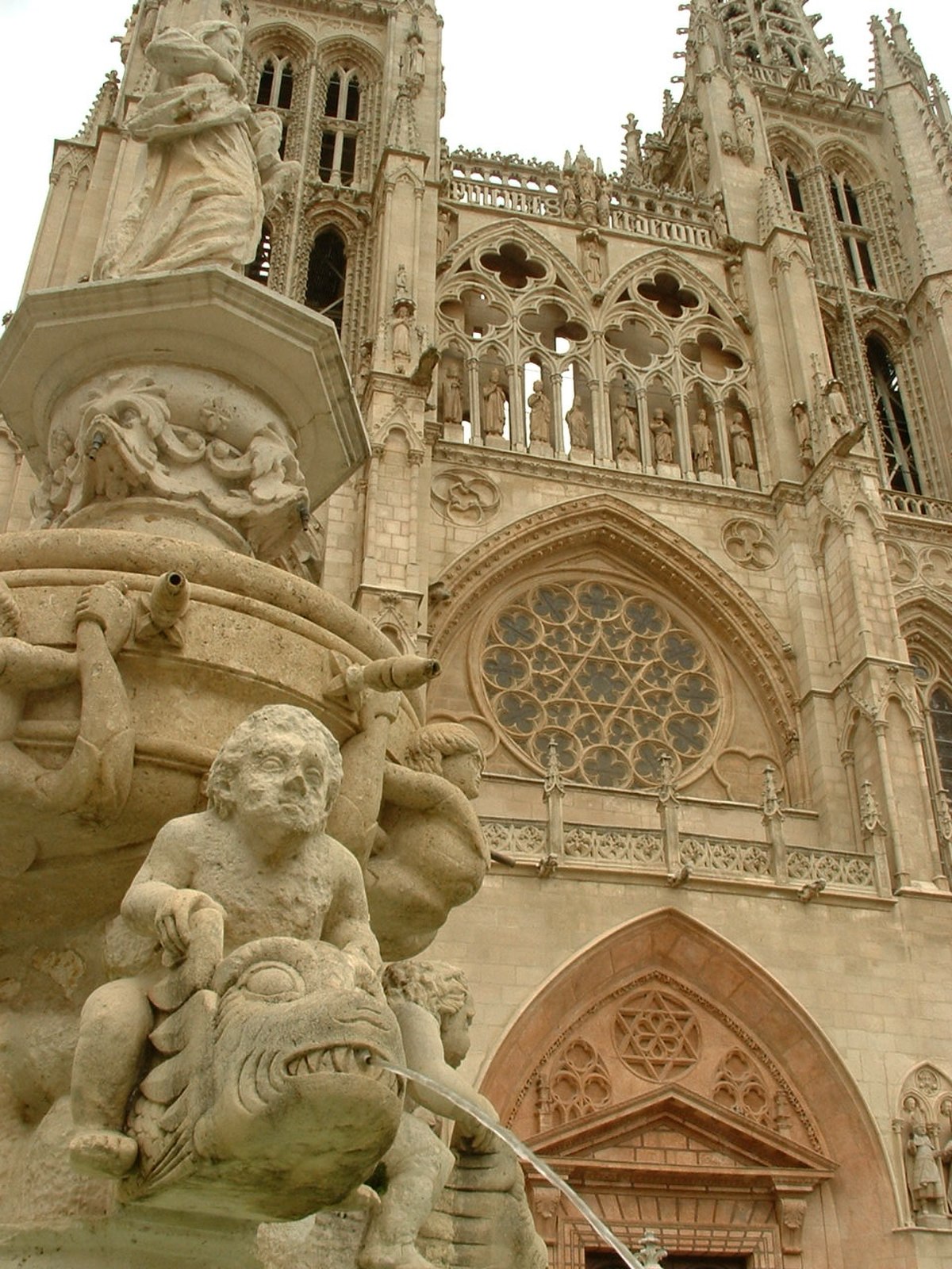 Façade de la cathédrale et fontaine de Sainte-Marie au premier plan.