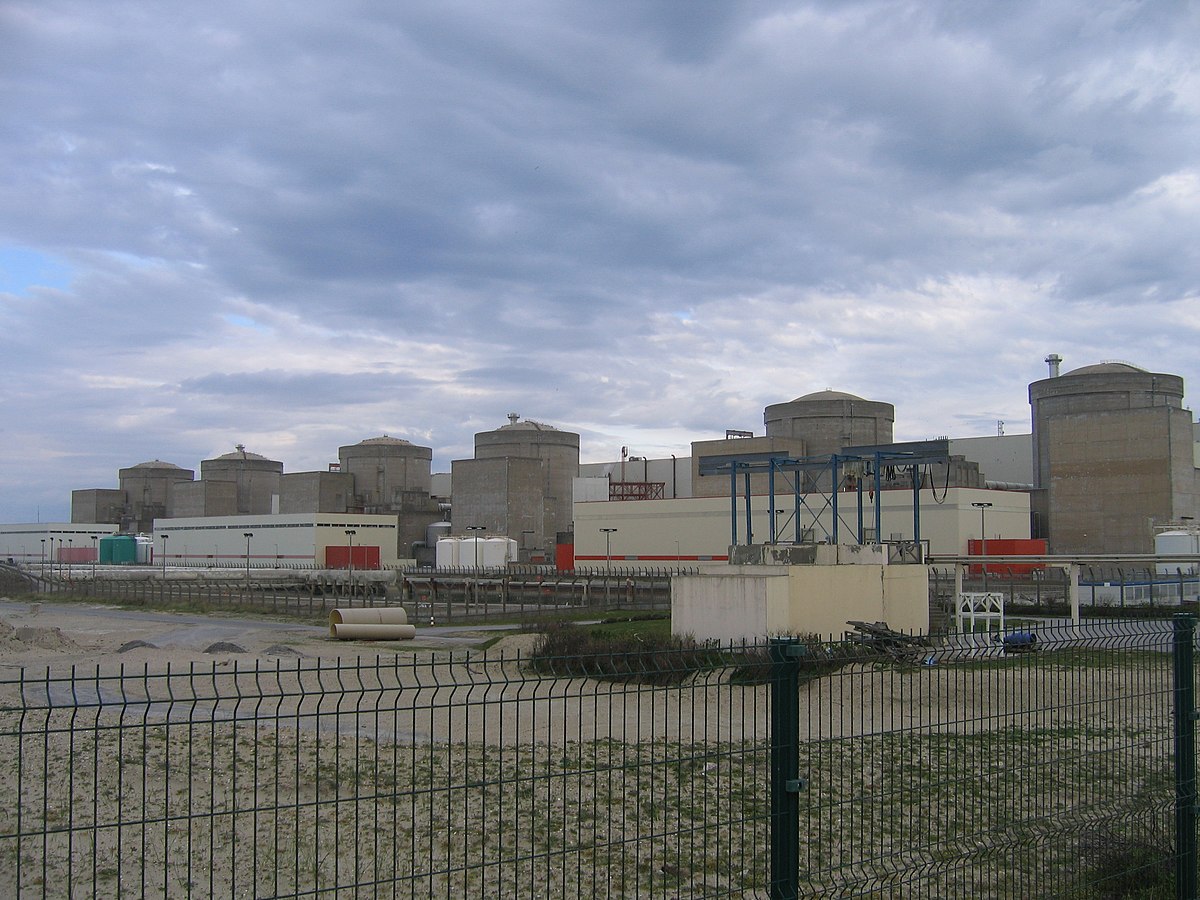 La centrale nucléaire vue depuis la clôture qui délimite l'accès au public}