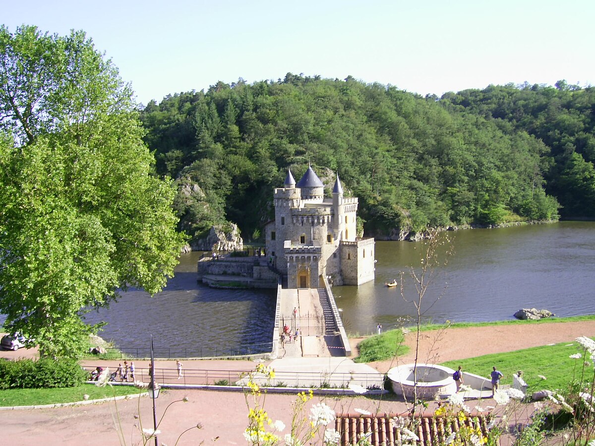 Château de La Roche (Saint Priest la Roche).jpg