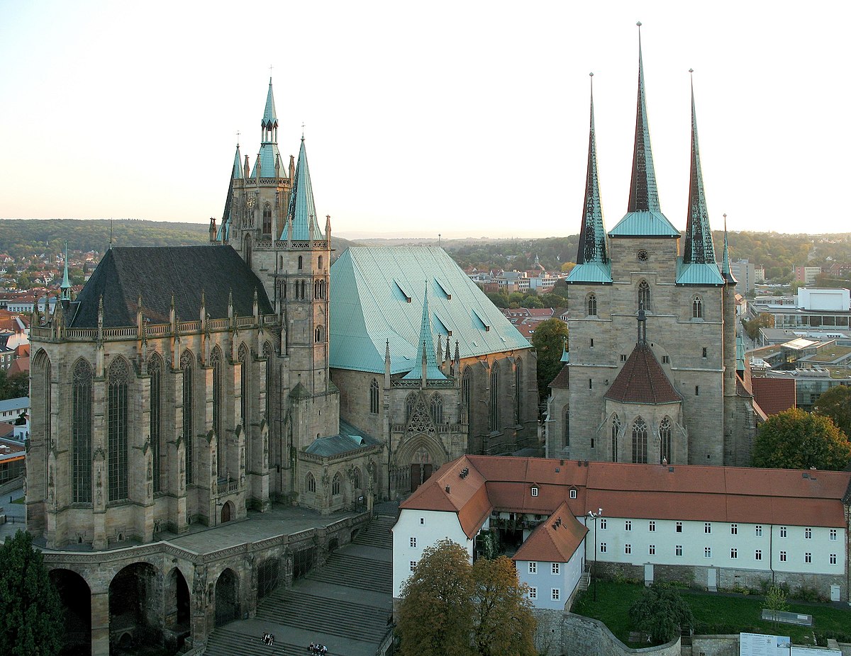 Aperçu général de l’édifice. À droite l’église Saint-Sévère (Severikirche)