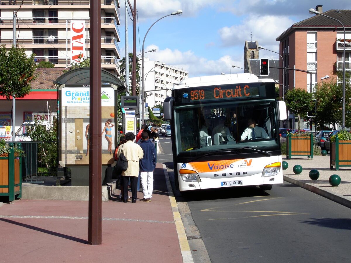Franconville - Rue du General-Leclerc - Bus 95-19.jpg