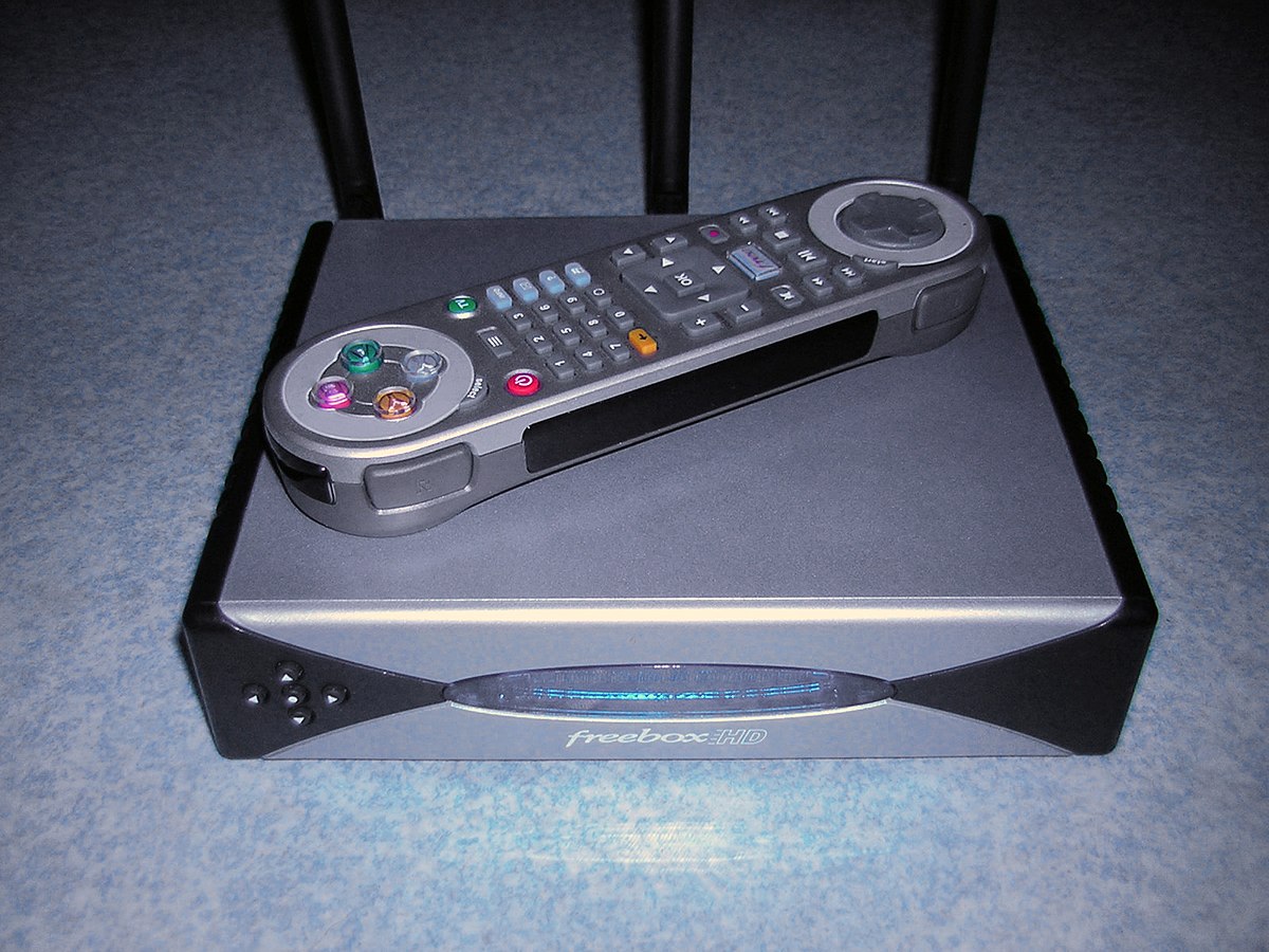 Freebox, une seule télecommande pour la TV et pour la box : le HDMI CEC 