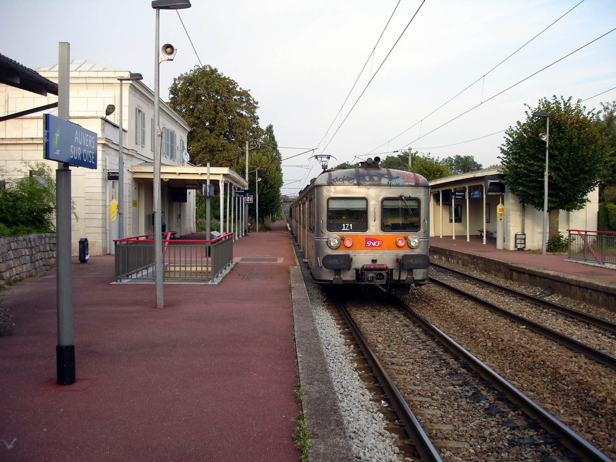 Une rame Z 6100 quitte la gare d'Auvers-sur-Oise en direction de Creil