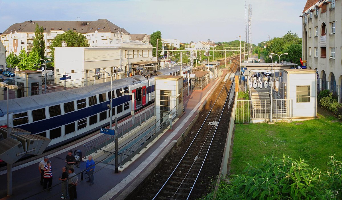 Une rame Z 20900 en gare de Montigny - Beauchamp, vue en direction de la gare de Paris-Nord