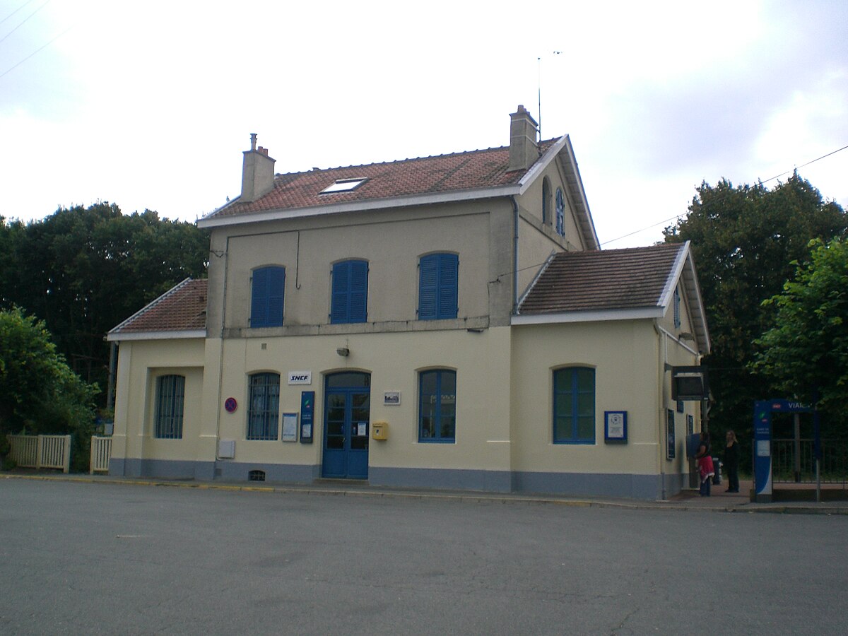 Bâtiment-voyageurs de la gare de Viarmes.
