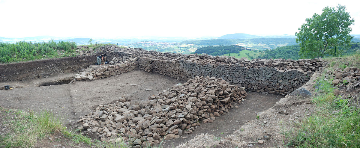 Fouilles archéologiques sur le plateau de Gergovie (Puy-de-Dôme, France) : mur de l'oppidum.