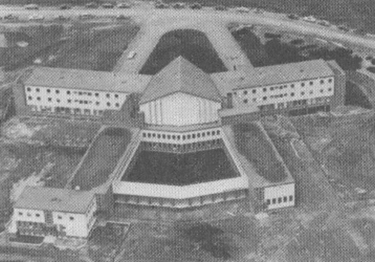 Grand Séminaire de Chicoutimi lors de sa construction en 1958.