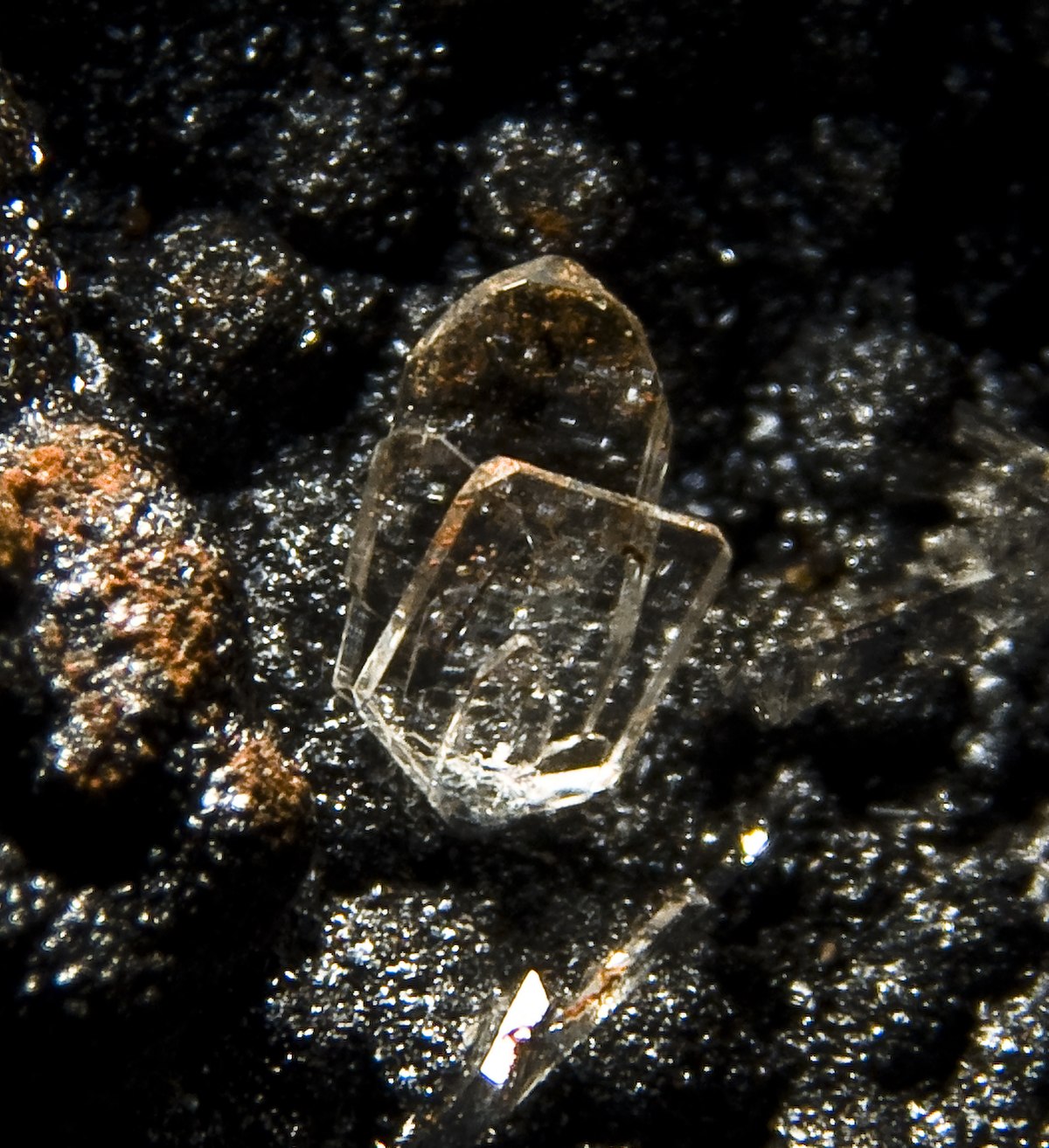 Hémimorphite montrant l'hémimorphie du cristal aux premier plan - Ojuela Mexique (XX1mm)