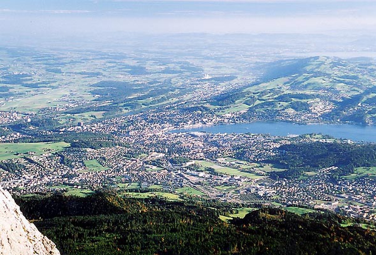 photo du plateau suisse prise depuis le mont Pilatus, au premier plan la ville de Lucerne et les monts du Jura  à l'arrière plan