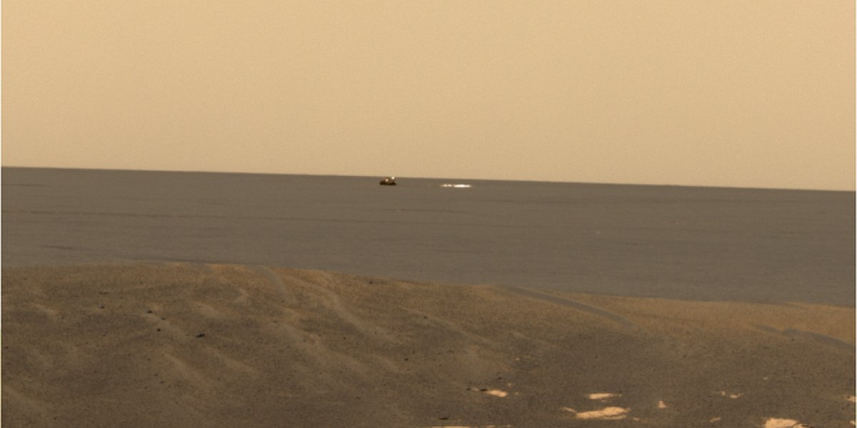 Vue du rover Opportunity vers le sud-ouest,le bouclier et le parachute sont visibles au loin.