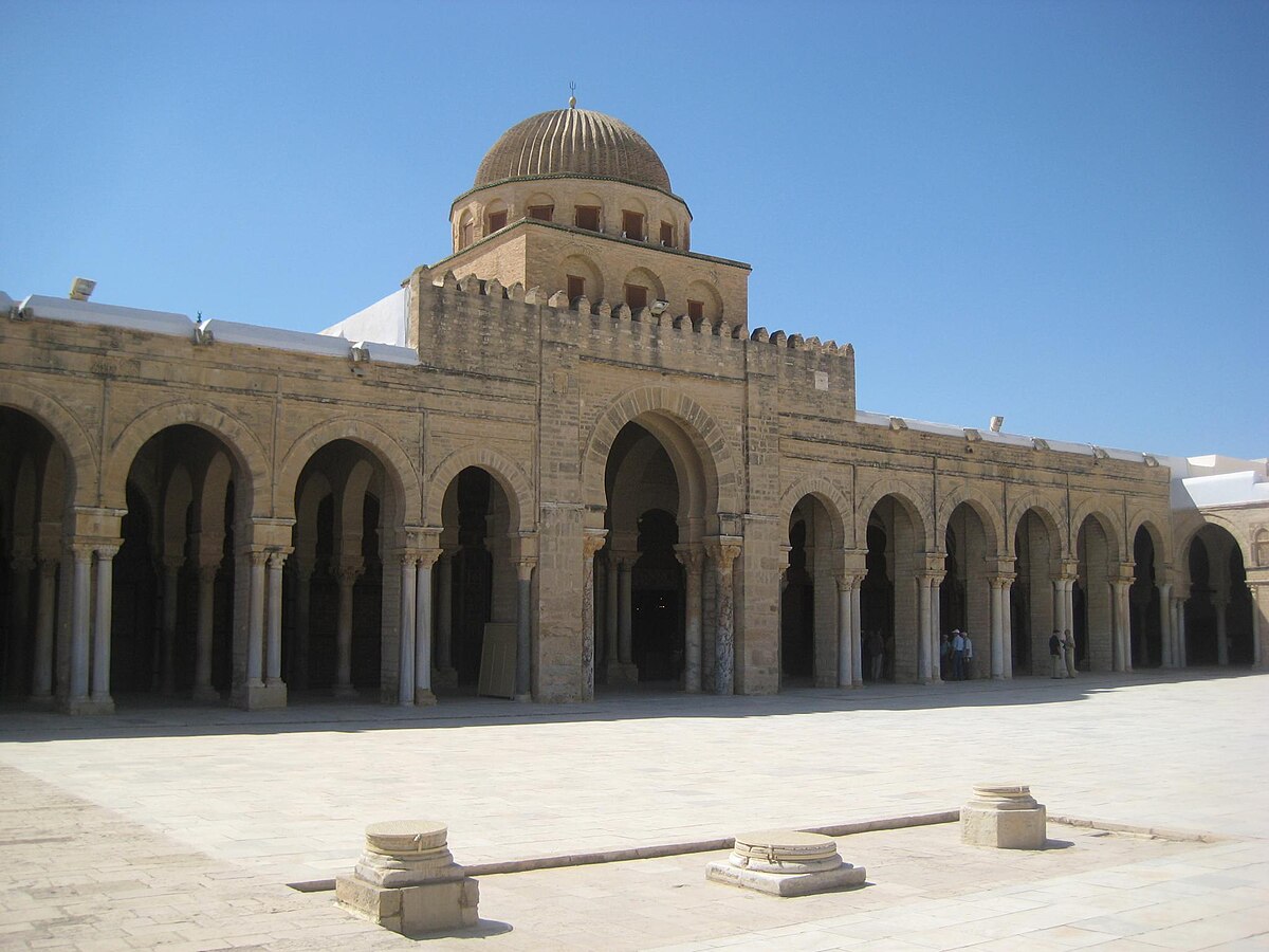 Façade de la salle de prière sur le côté sud de la cour de la mosquée