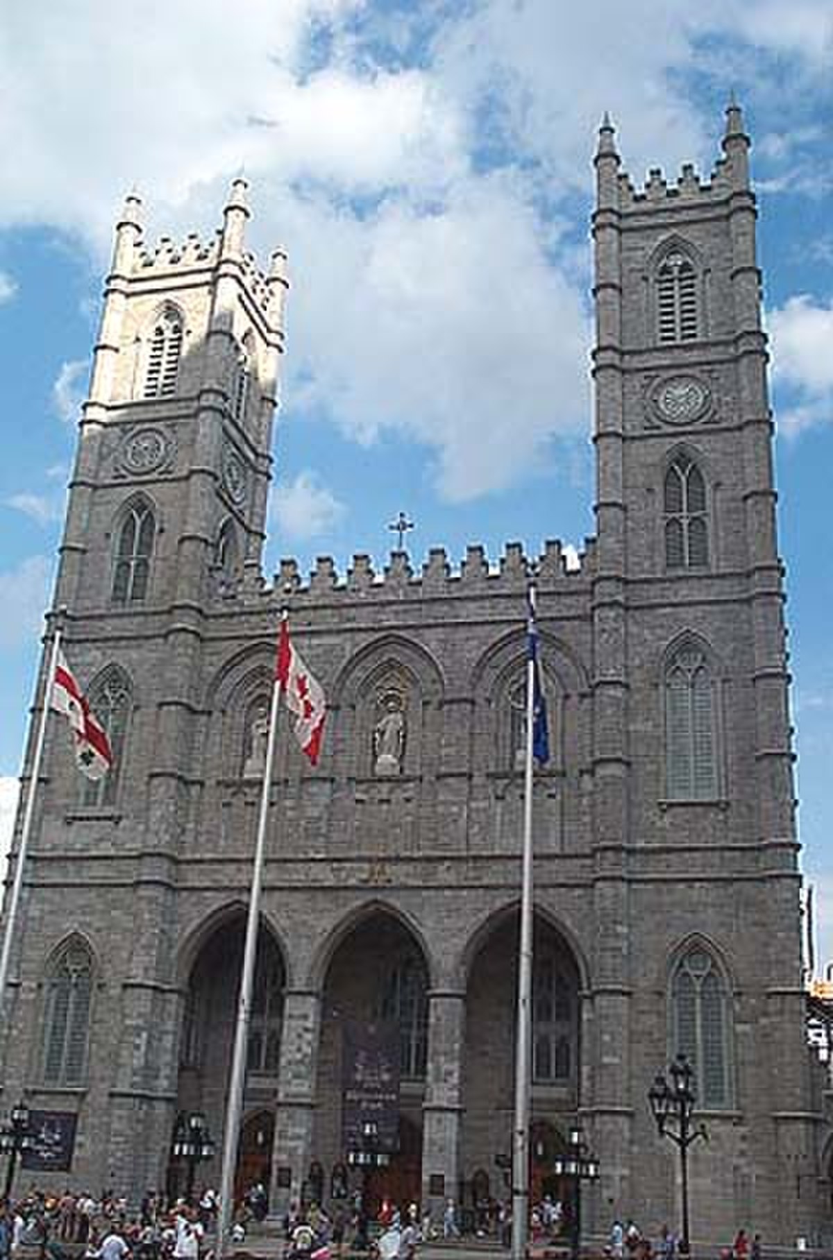 La basilique Notre-Dame de Montréal vue de la Place d'Armes
