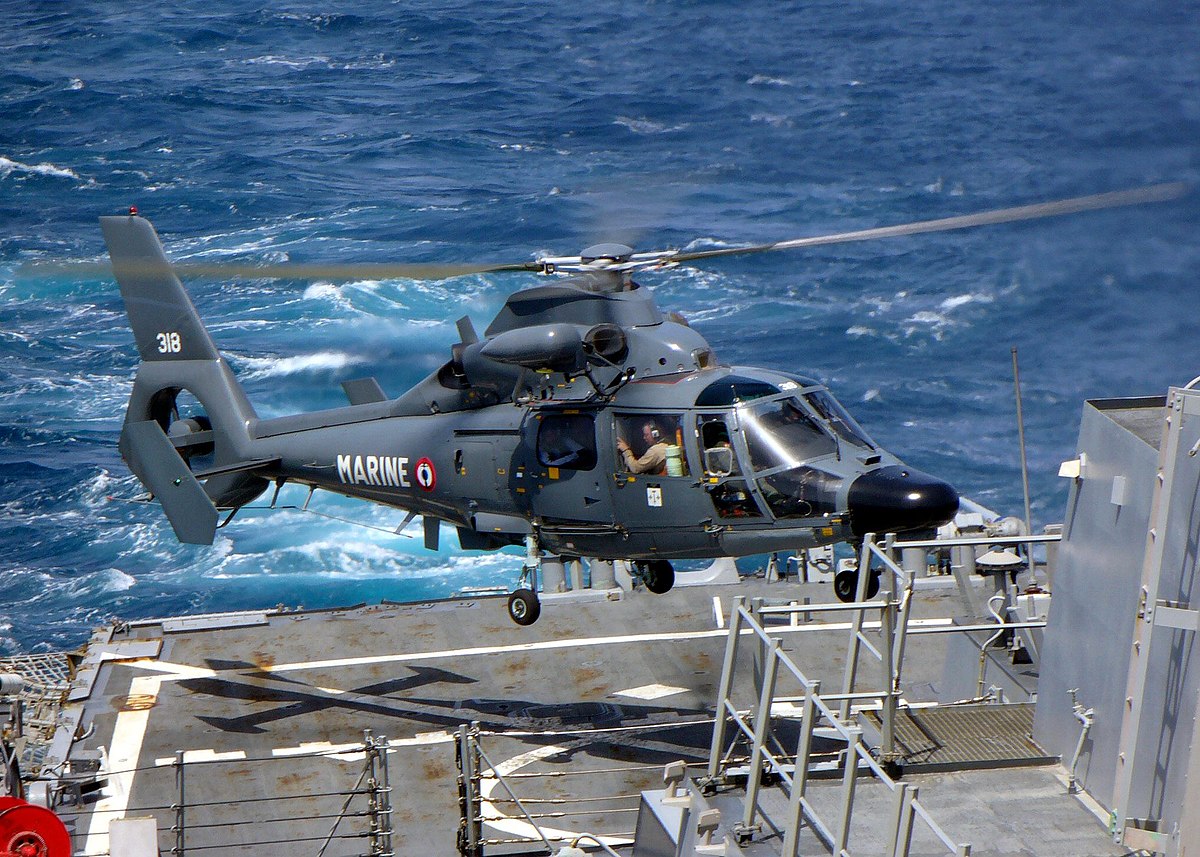 Un nouvel hélicoptère de la Marine nationale prend la relève pour le  sauvetage en mer - France Bleu