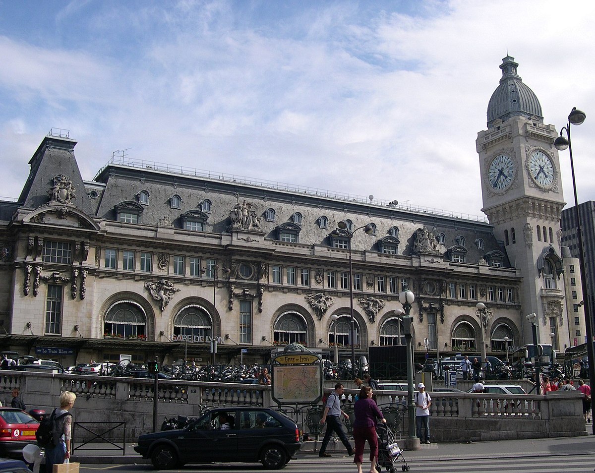La façade principale et la tour de l'horloge (juillet 2005)