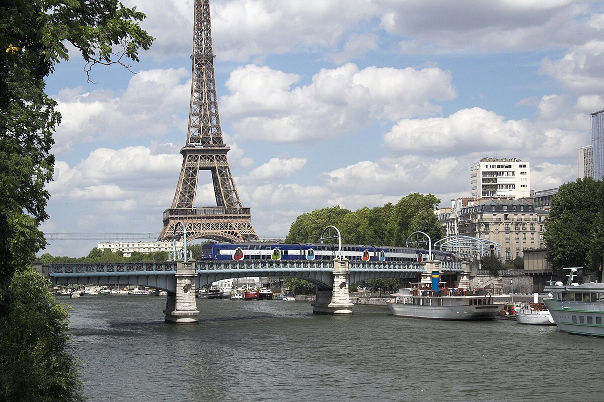 Une rame franchit le pont Rouelle sur la Seine, à Paris