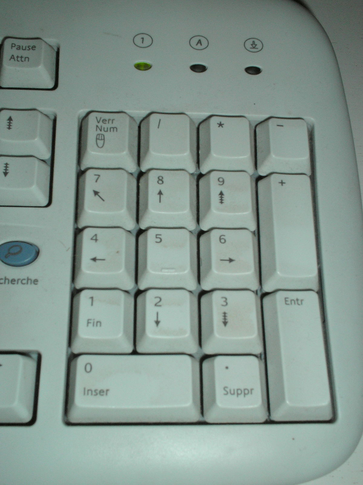 Un clavier avec cadran rotatif au lieu d'un pavé numérique