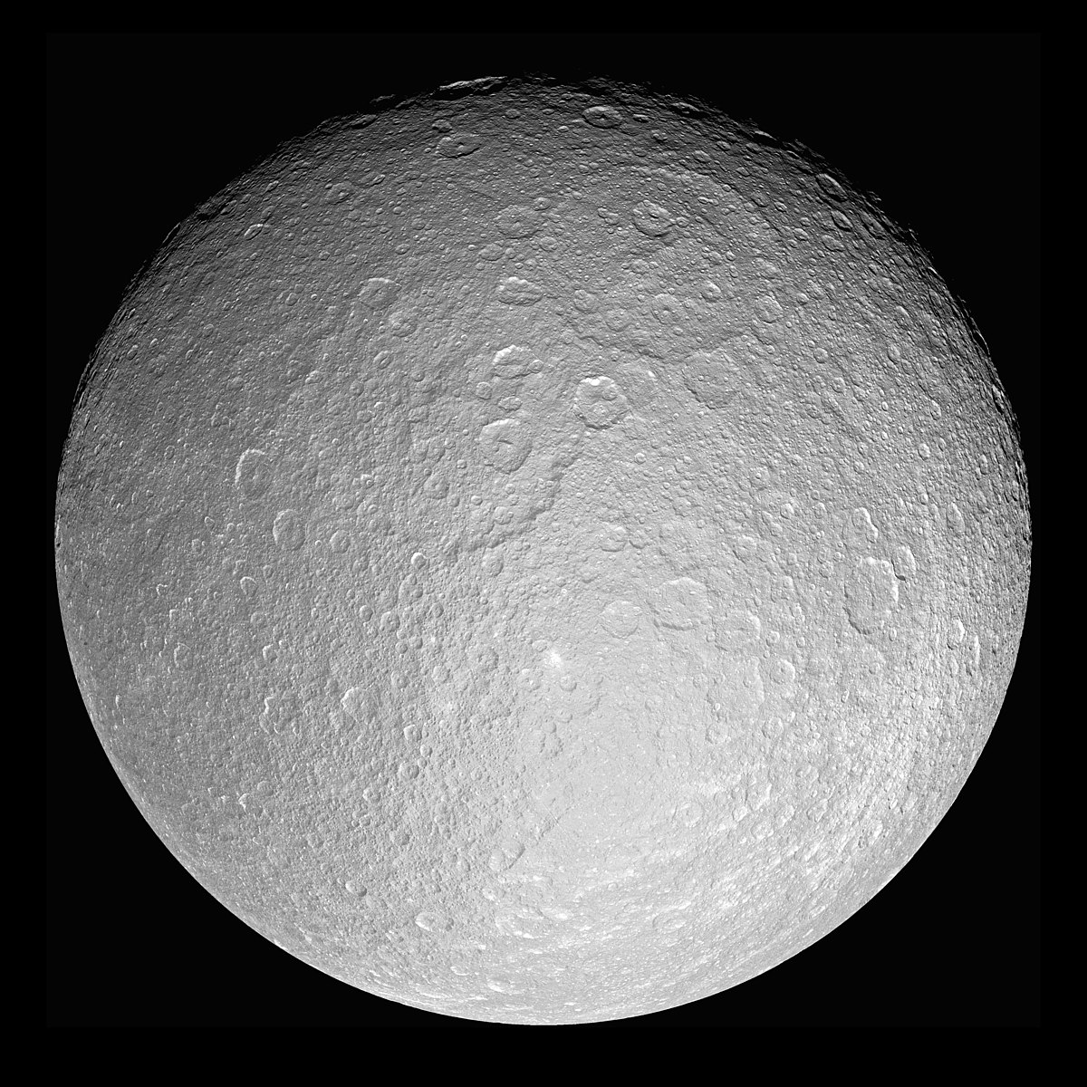 Rhéa, photographié par la sonde Cassini, montrant deux bassins d'impact adjacents