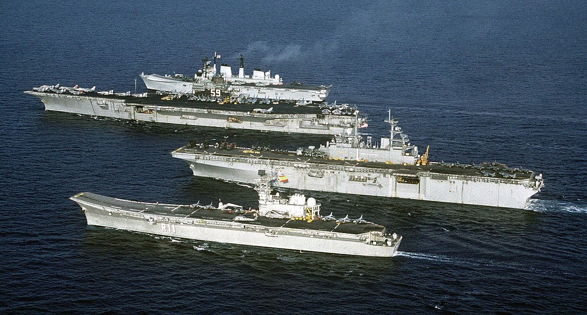 En 1991, photo de groupe de porte-aéronefs : le porte-aéronefs Principe de Asturias espagnol, le navire d'assaut amphibie Wasp et le porte-avions conventionnel Forrestal américain et le porte-aéronefs Invincible britannique