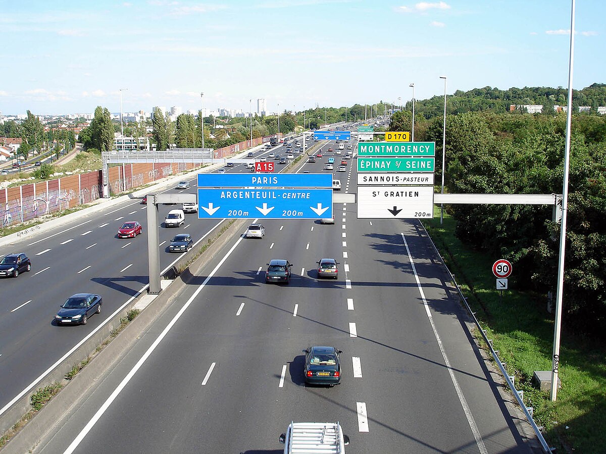 Photographie de la route A 15 : L'A15 à Sannois, en direction de Paris. À droite, naissance de l'avenue du Parisis (D 170).