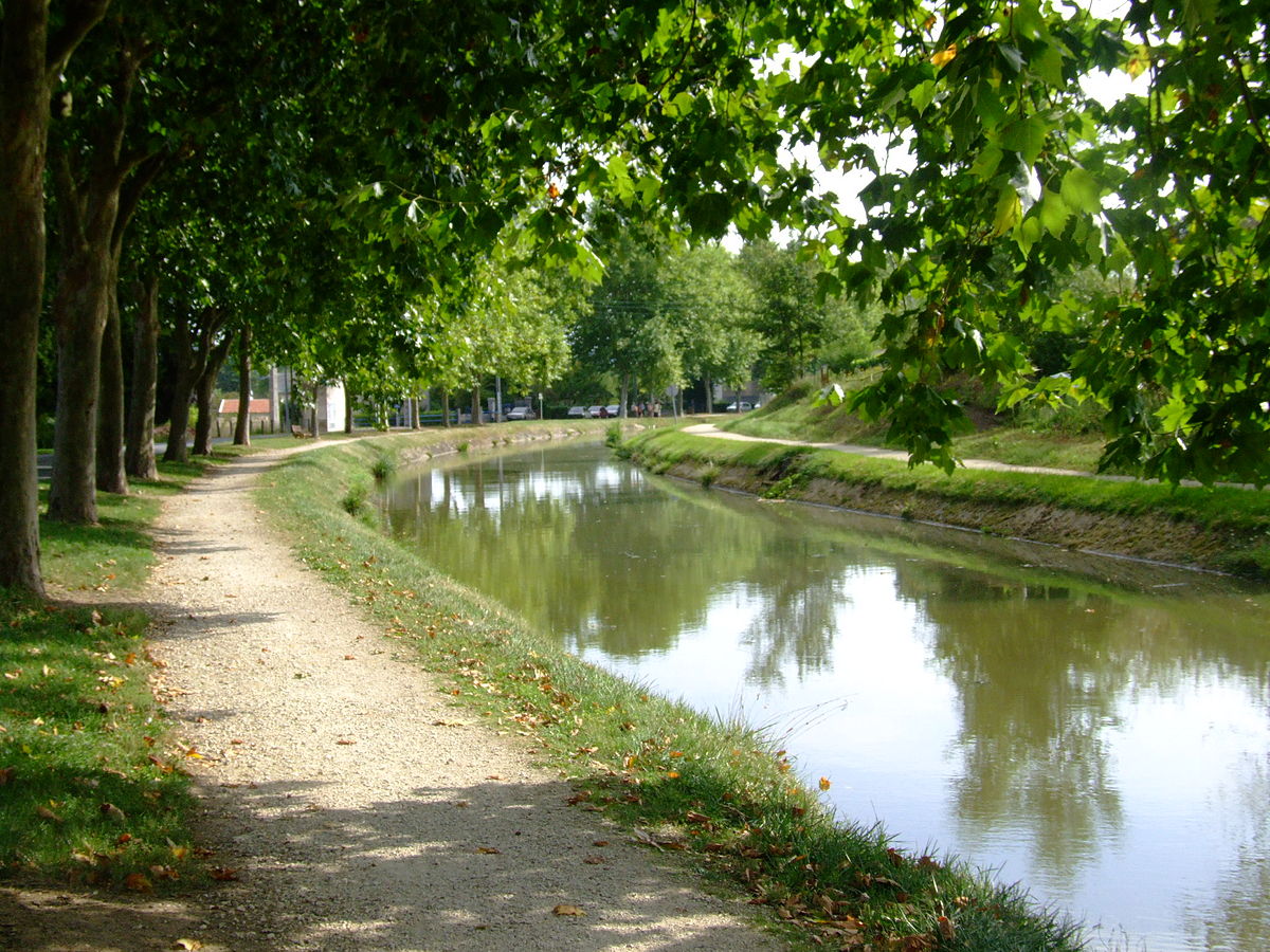 Le canal de Berry à Saint-Amand-Montrond (Cher)