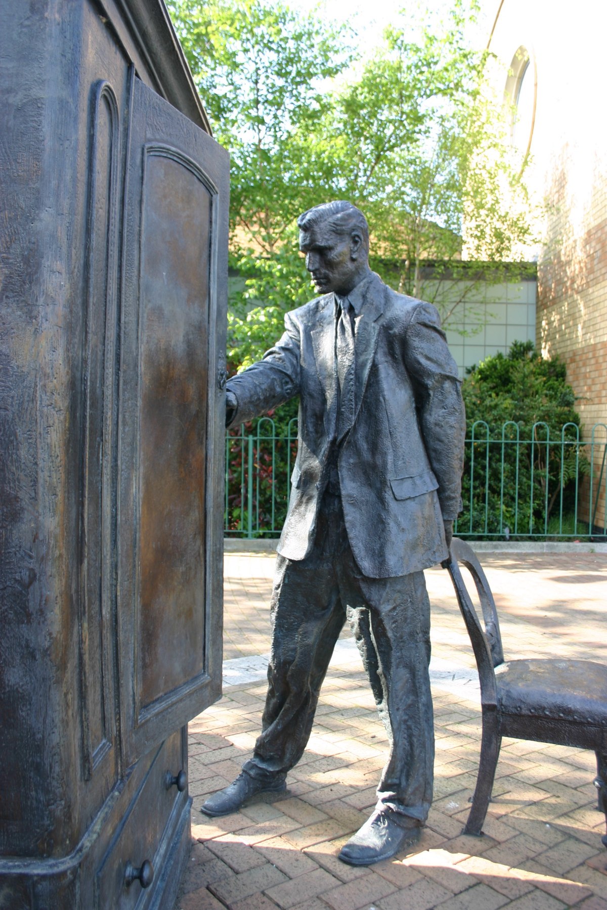 Statue de C.S. Lewis à Belfast. Il est représenté ouvrant une armoire, allusion au Lion, la Sorcière blanche et l'Armoire magique