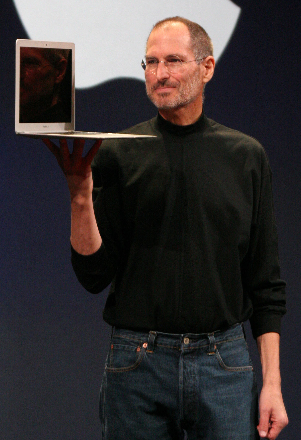 Steve Jobs tenant un MacBook Air à la Macworld Conference & Expo 2008.