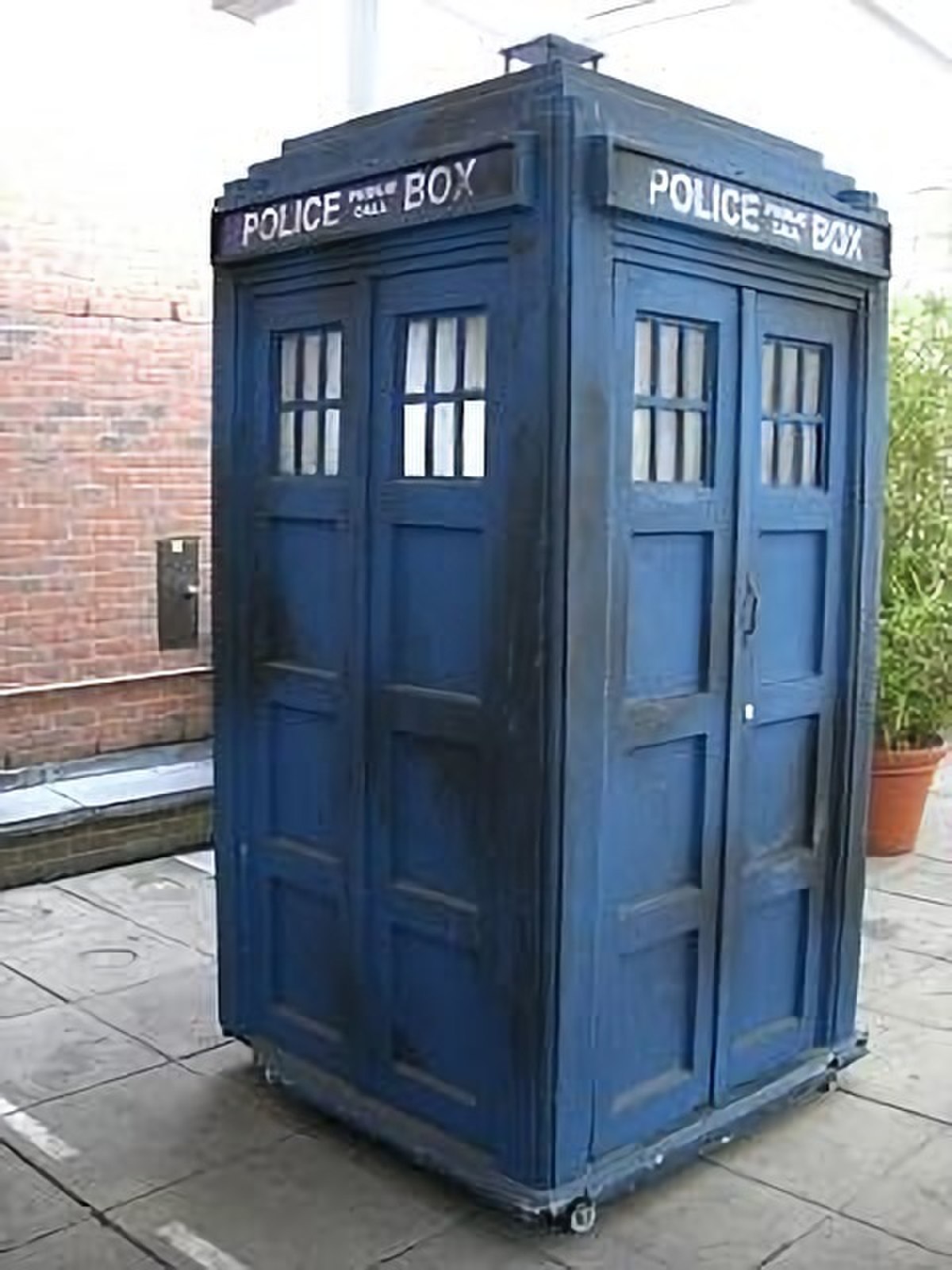 image du Tardis, véhicule du docteur qui a la forme d'une cabine anglaise de police, de couleur bleue