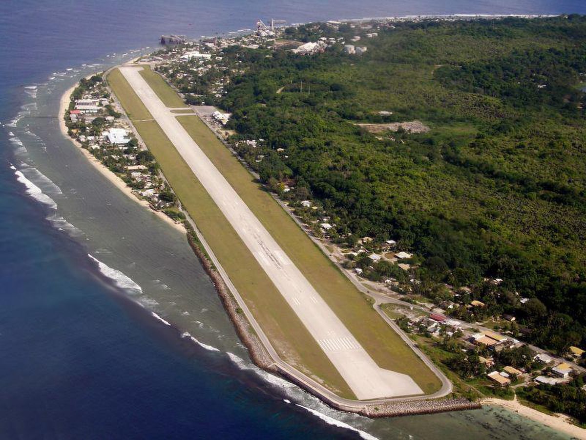 L'aéroport vu du ciel, photo prise depuis le sud de l'île.