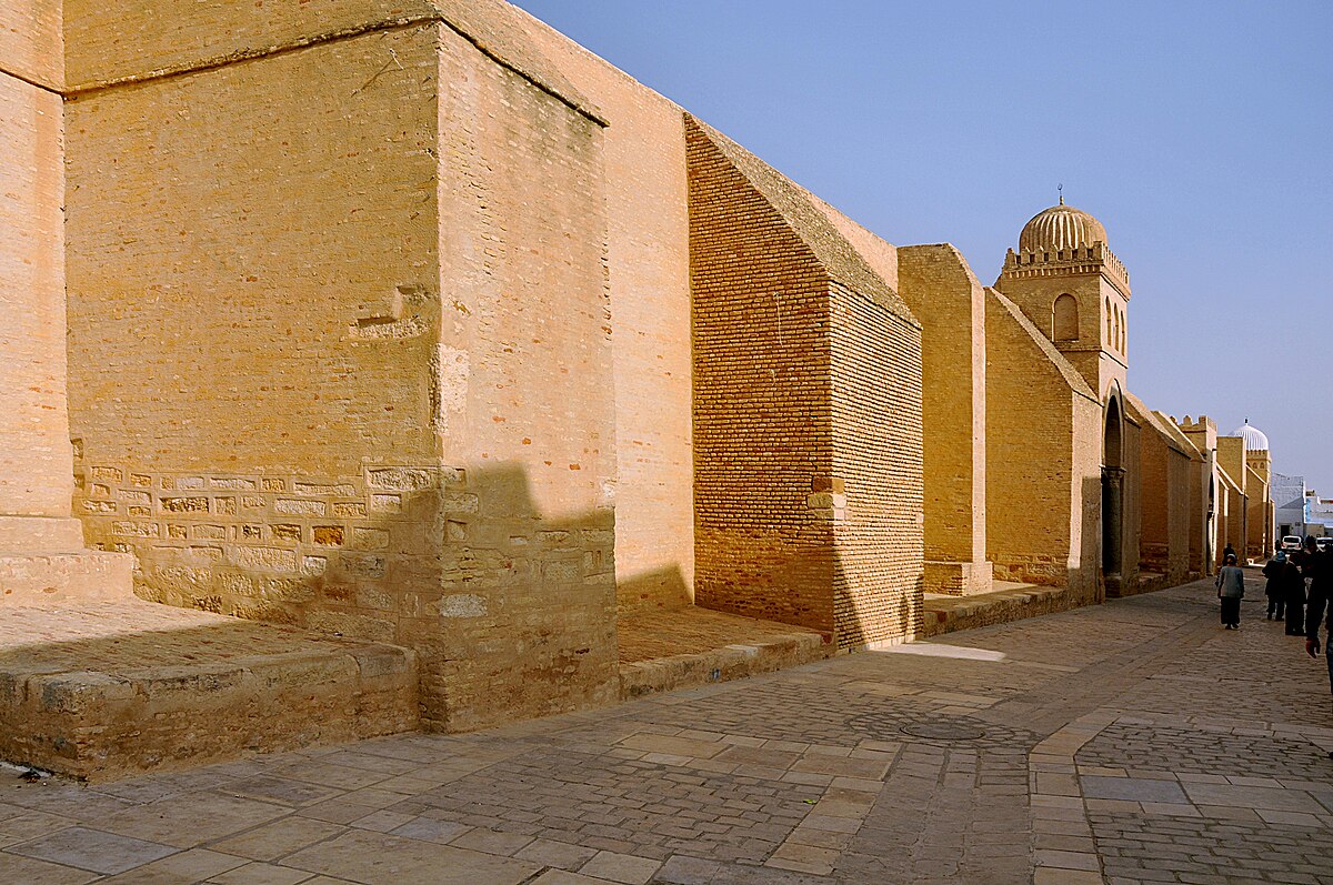 Vue du mur et des contreforts du côté occidental de la mosquée.
