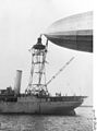 Bundesarchiv Bild 102-11334, Amerikanisches Luftschiff, Verankerung auf dem Meer.jpg