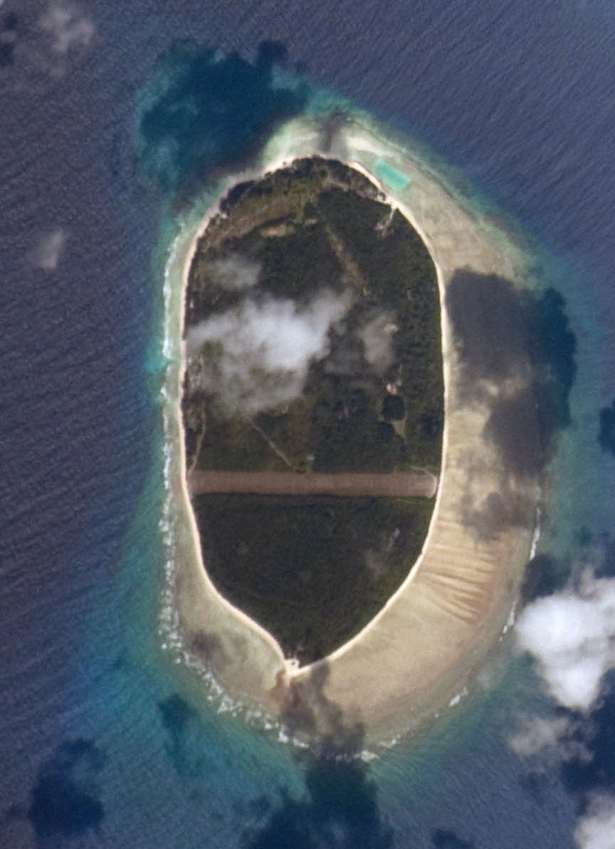 Vue du ciel de l'île d'Arros (la bande claire transversale est une piste pour avion.)