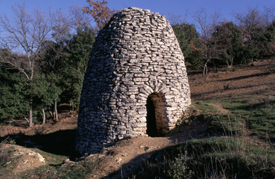 Cabane à voûte d'encorbellement sur plan circulaire à Bonnieux (Vaucluse)