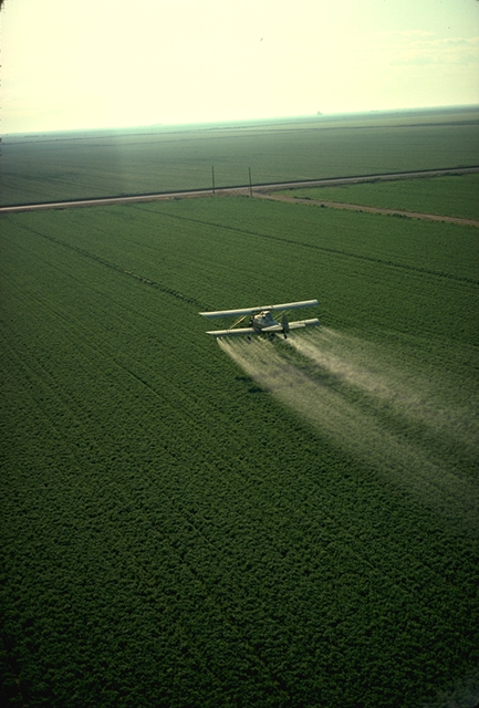Avion déversant des pesticides.
