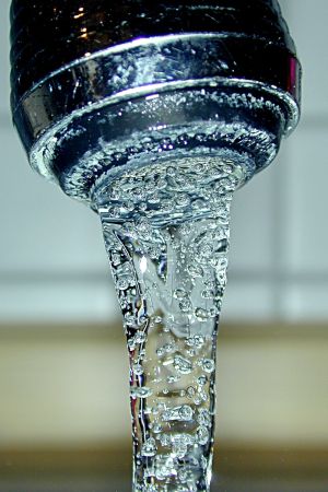 L'eau potable ou potabilisée est délivrée au robinet... ici équipé d'un 