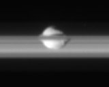 Vue de côté de Pan, par la sonde Cassini le 29 avril 2006, au premier plan les anneaux de Saturne