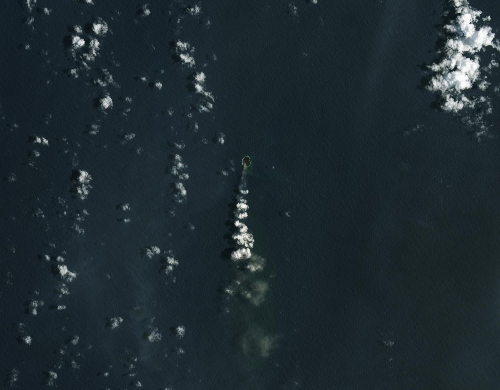 Une île naît des profondeurs: le volcan sous-marin des Tonga en action 